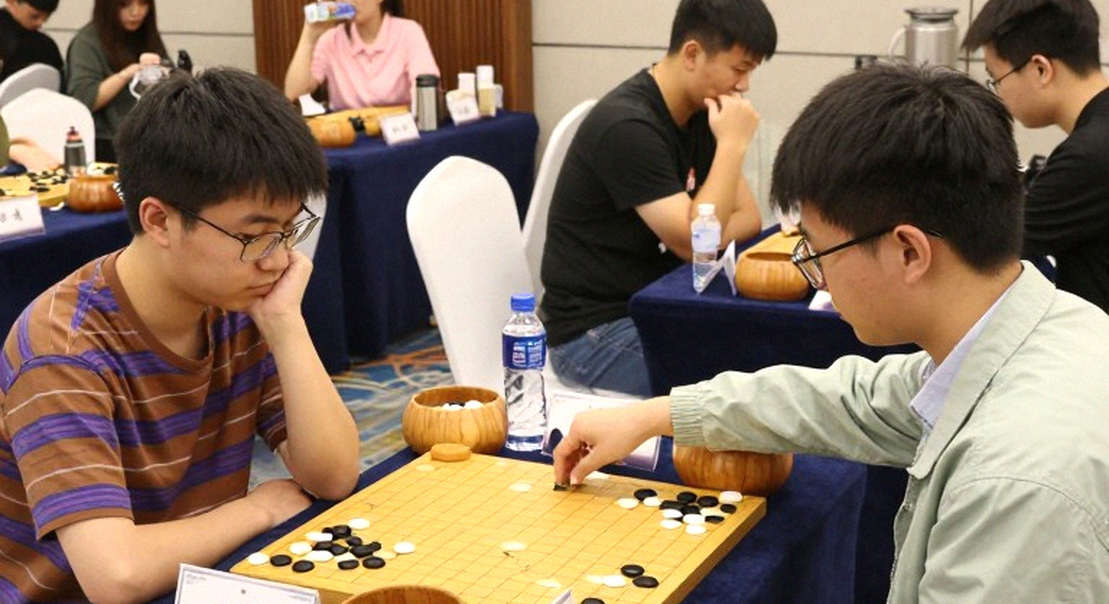 Hai kỳ thủ, một lời khẳng định, và bài kiểm tra chưa ai chấm điểm